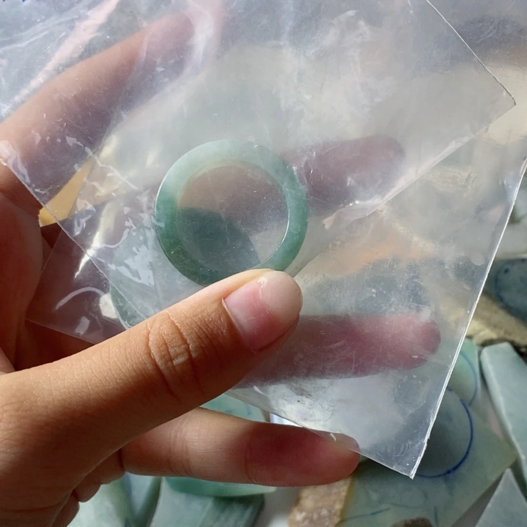 黄***神翡翠未镶嵌颈饰不包工