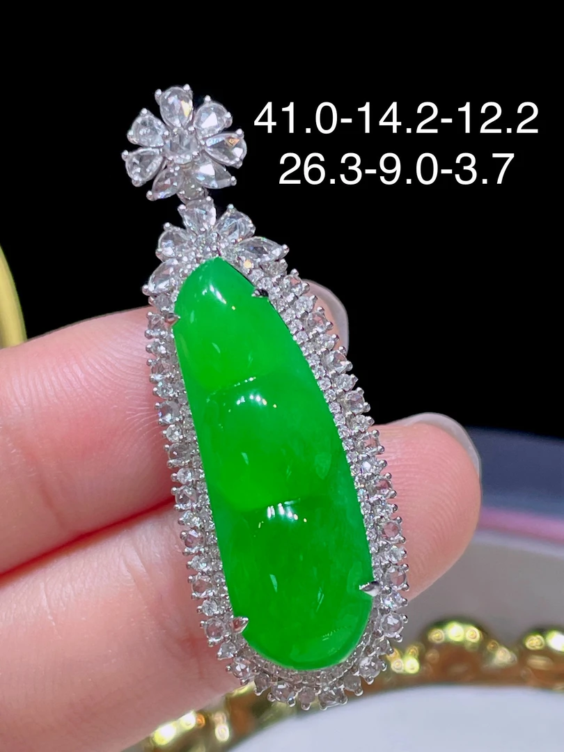 18k金镶嵌天然缅甸翡翠高冰正阳绿福豆四季豆吊坠