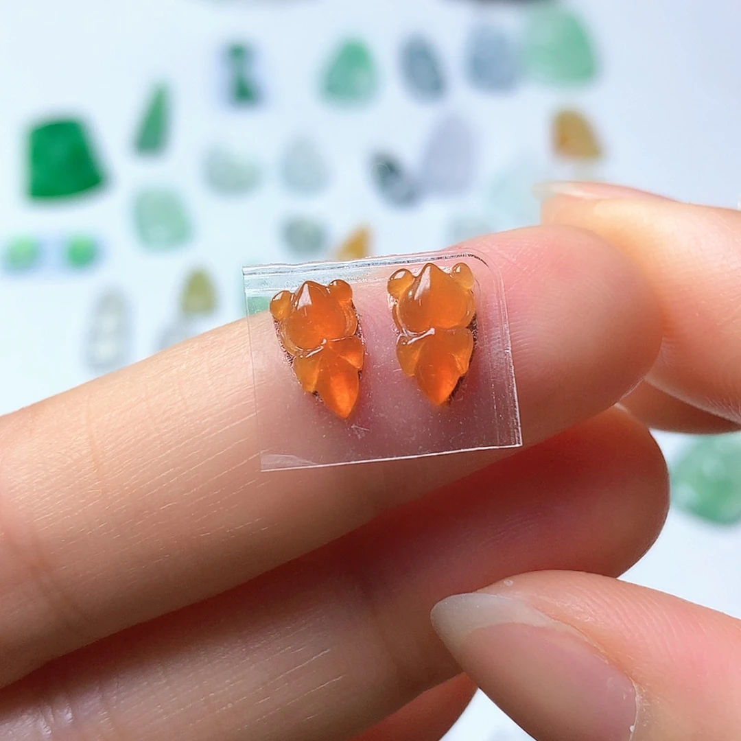 翡翠未镶嵌颈饰鱼