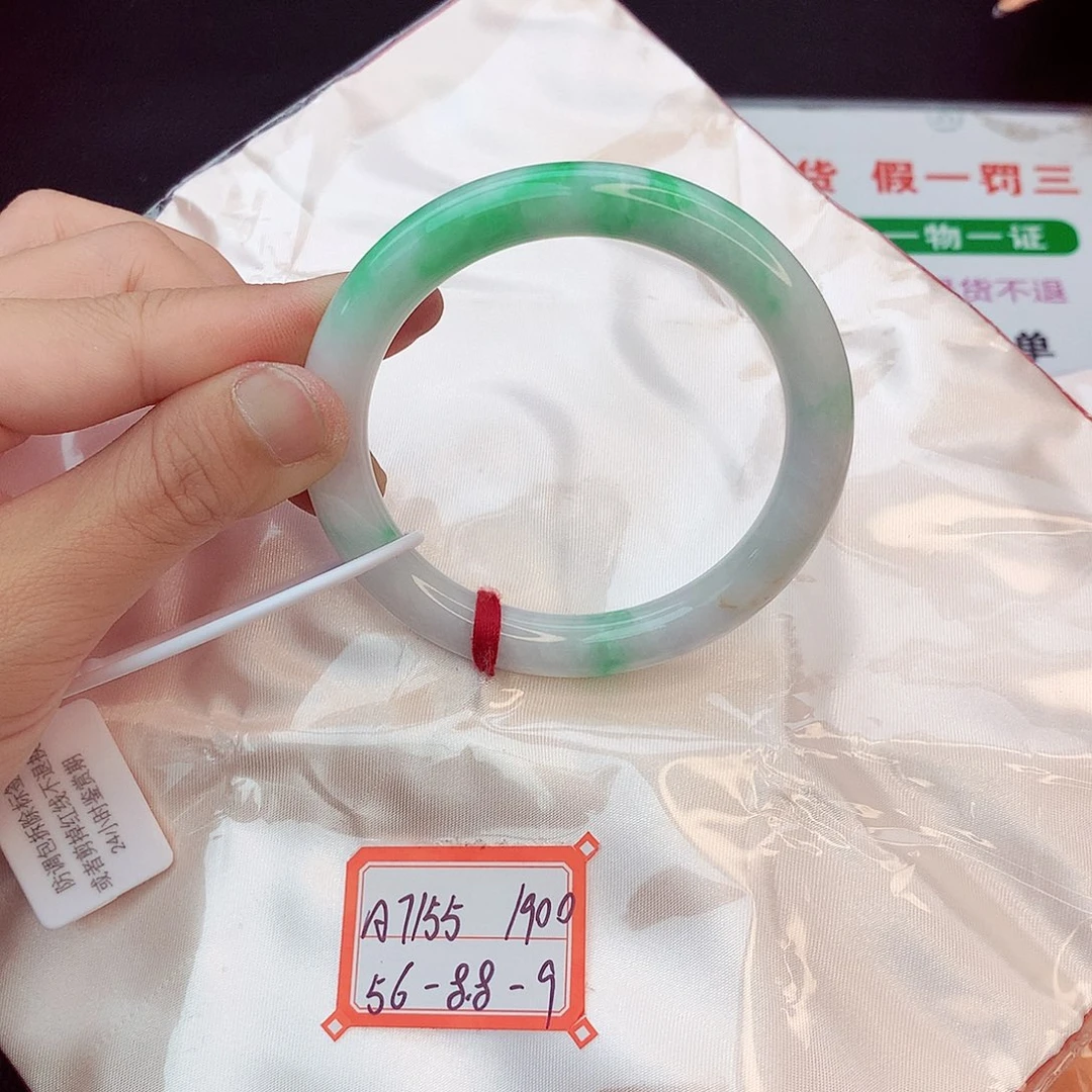 翡翠手镯未镶嵌翡翠