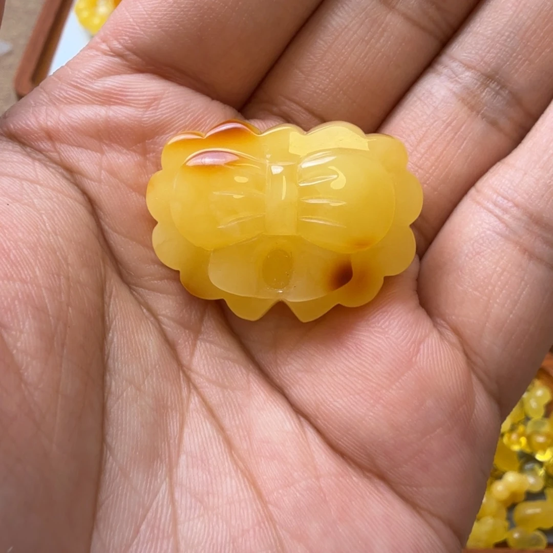 裸石琥珀未镶嵌蝴蝶结