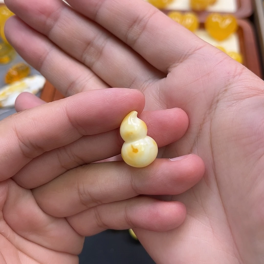 未镶嵌琥珀珠宝奇石