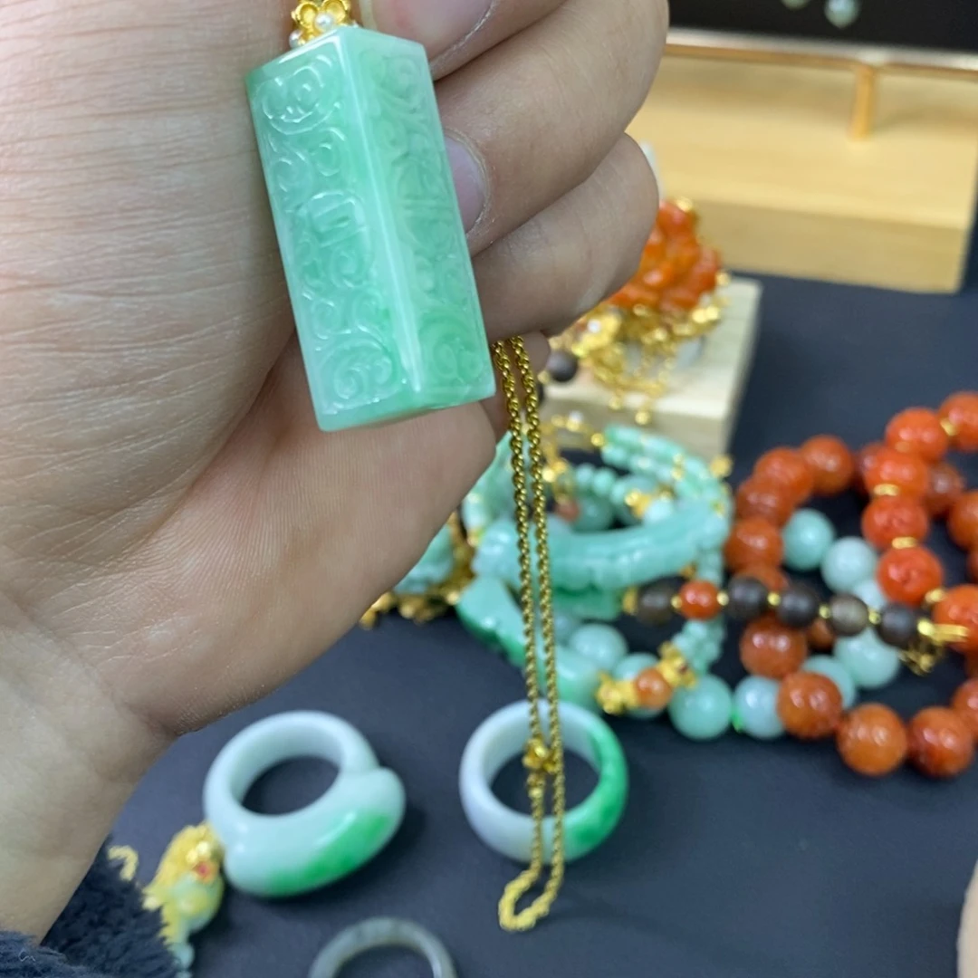 颈饰未镶嵌翡翠吊坠