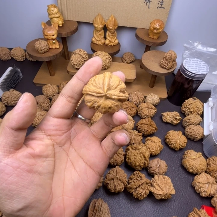 ****人吊坠桃核元宝三棱有黄