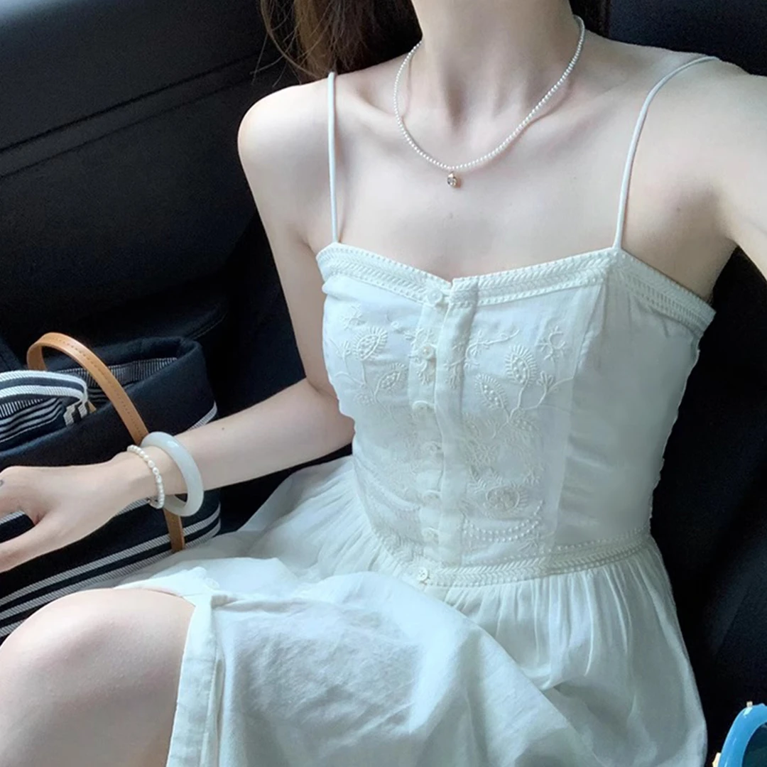 法式白色初恋感吊带连衣裙子女夏季高级感气质巨好看海边度假长裙