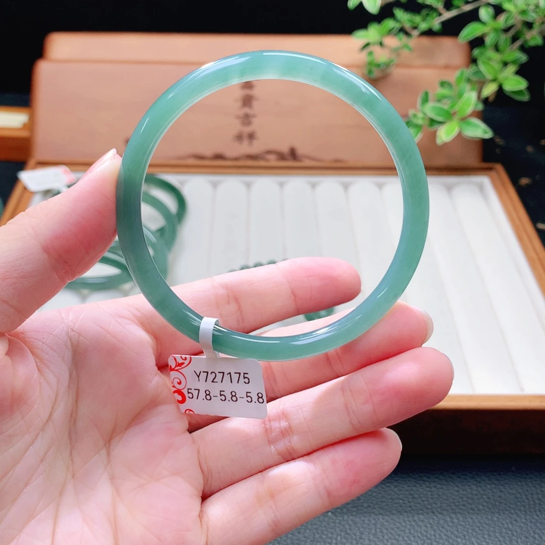 翡翠未镶嵌手镯（圆镯）