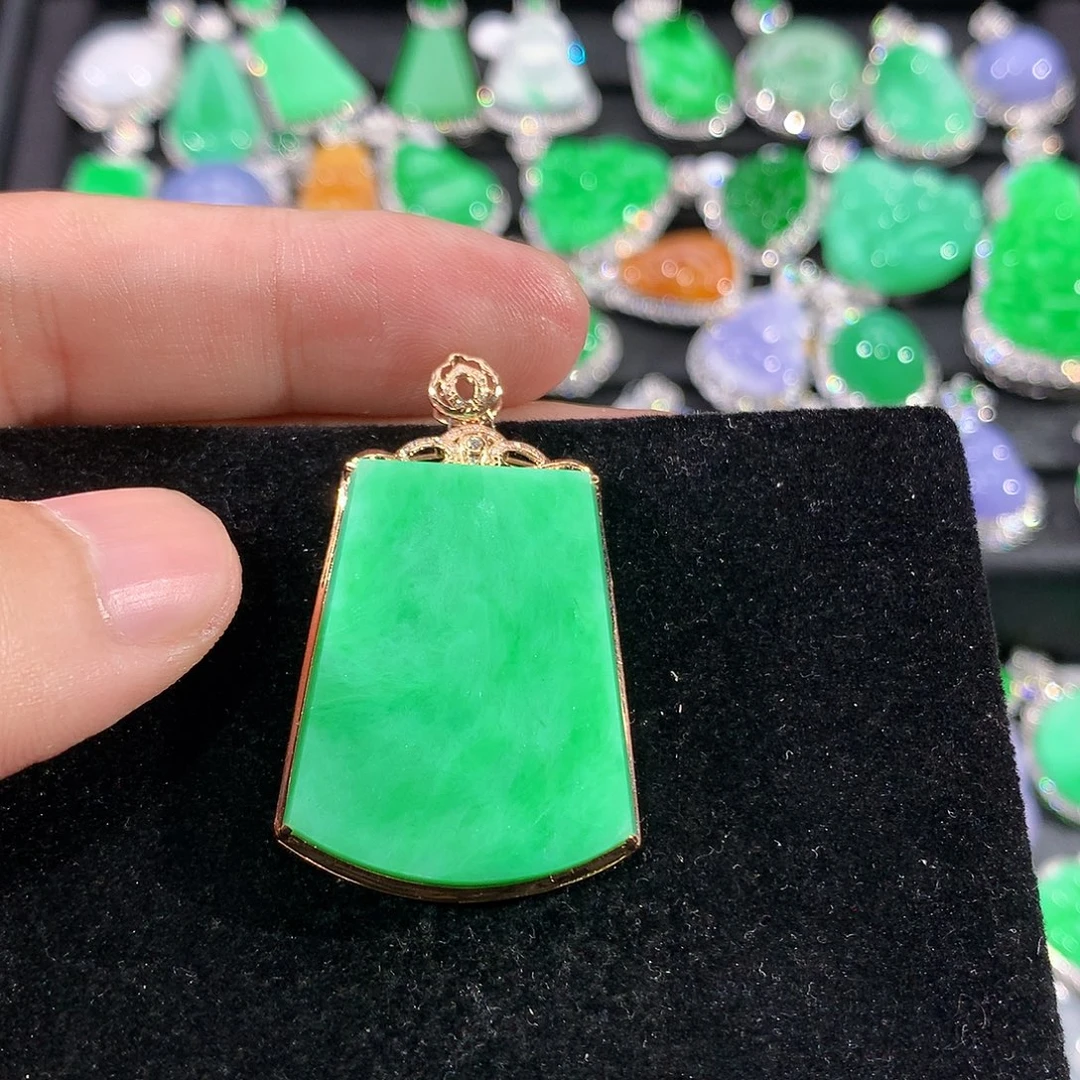 翡翠18K金镶嵌颈饰