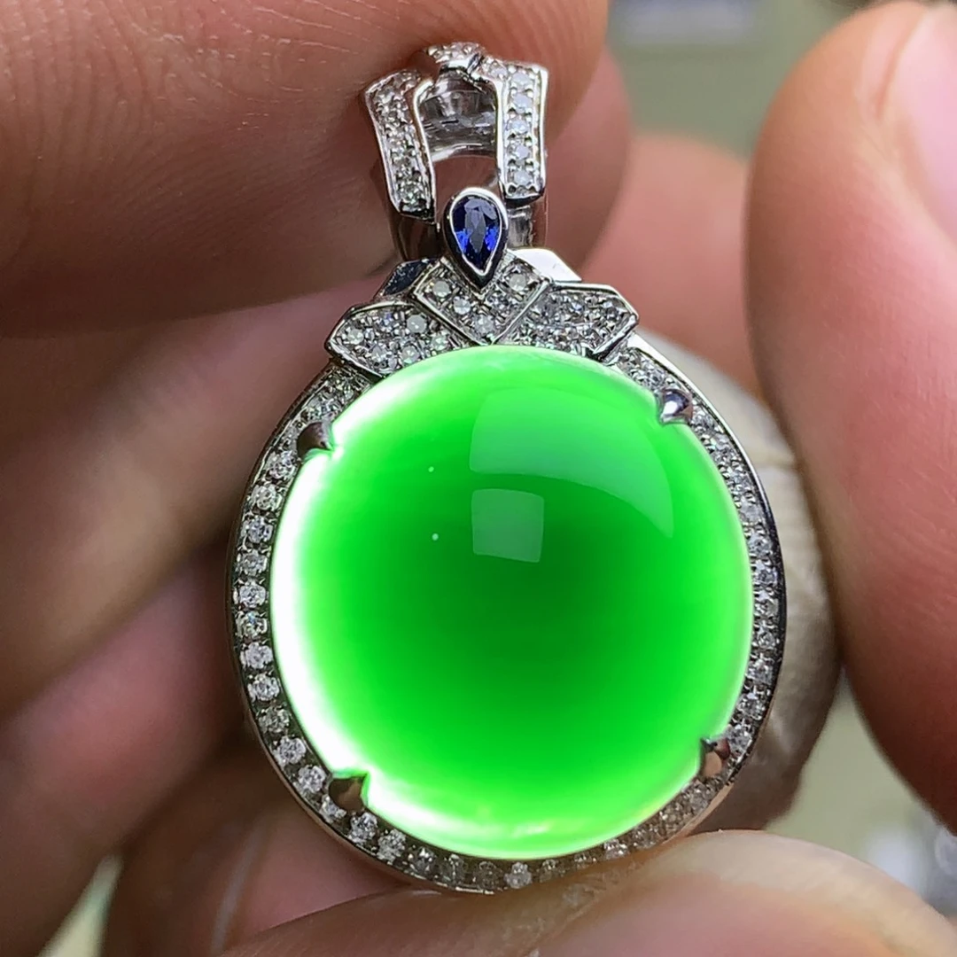 翡翠18K金镶嵌颈饰墨翠蛋面