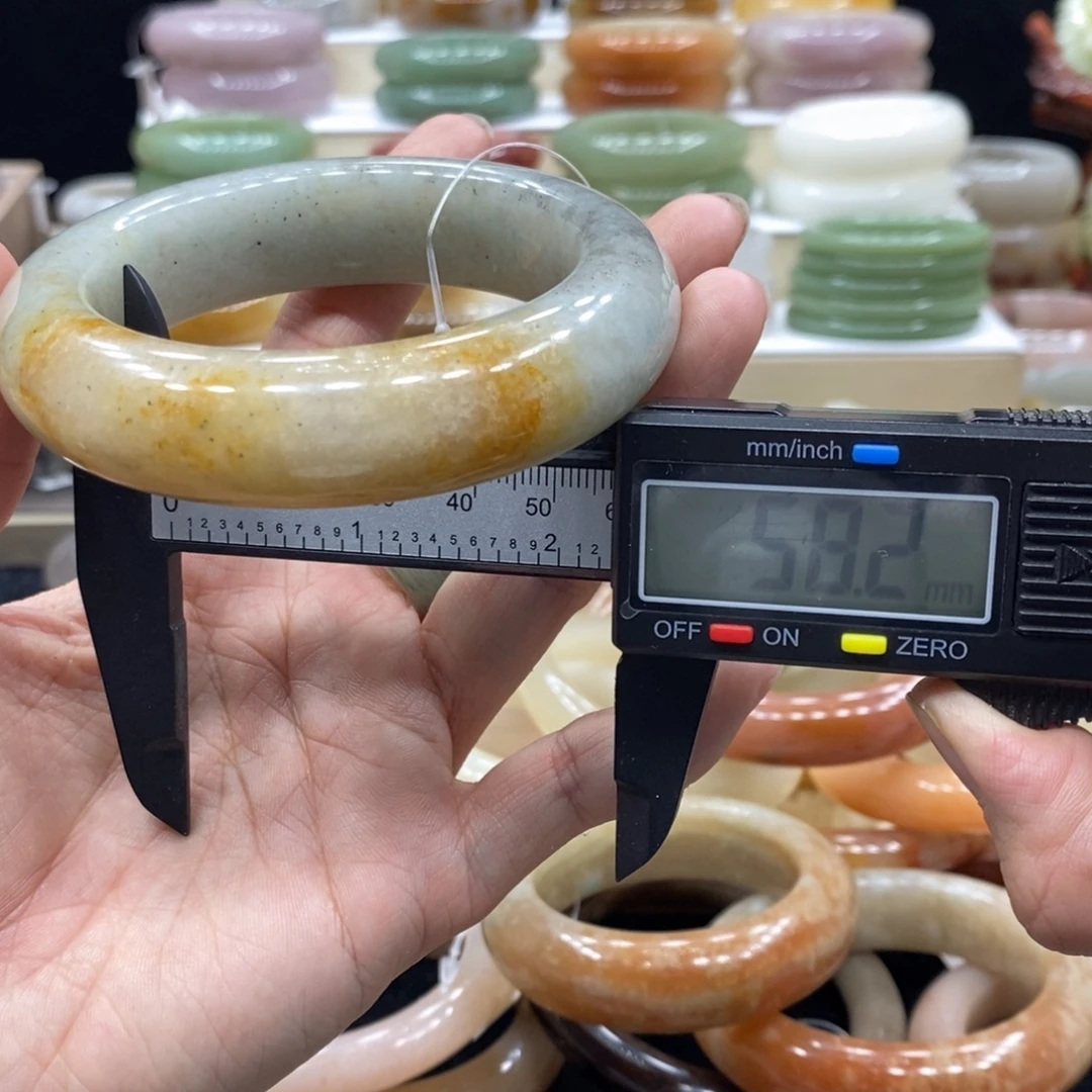 石英岩玉未镶嵌珠宝半成品