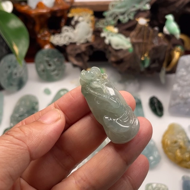 翡翠未镶嵌颈饰莲花