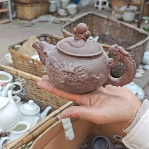 库存微瑕紫砂壶一个