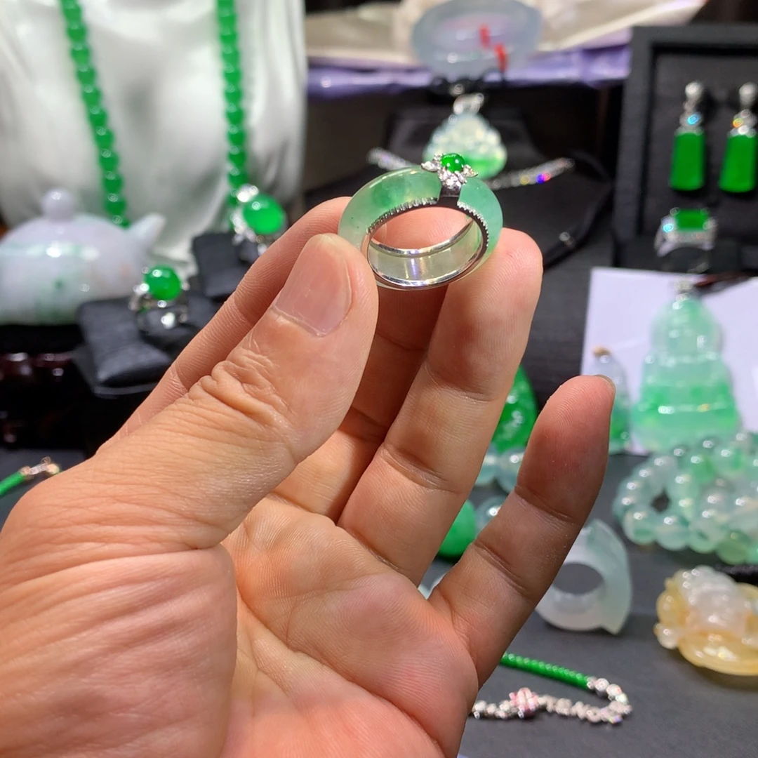 翡翠18K金镶嵌戒指