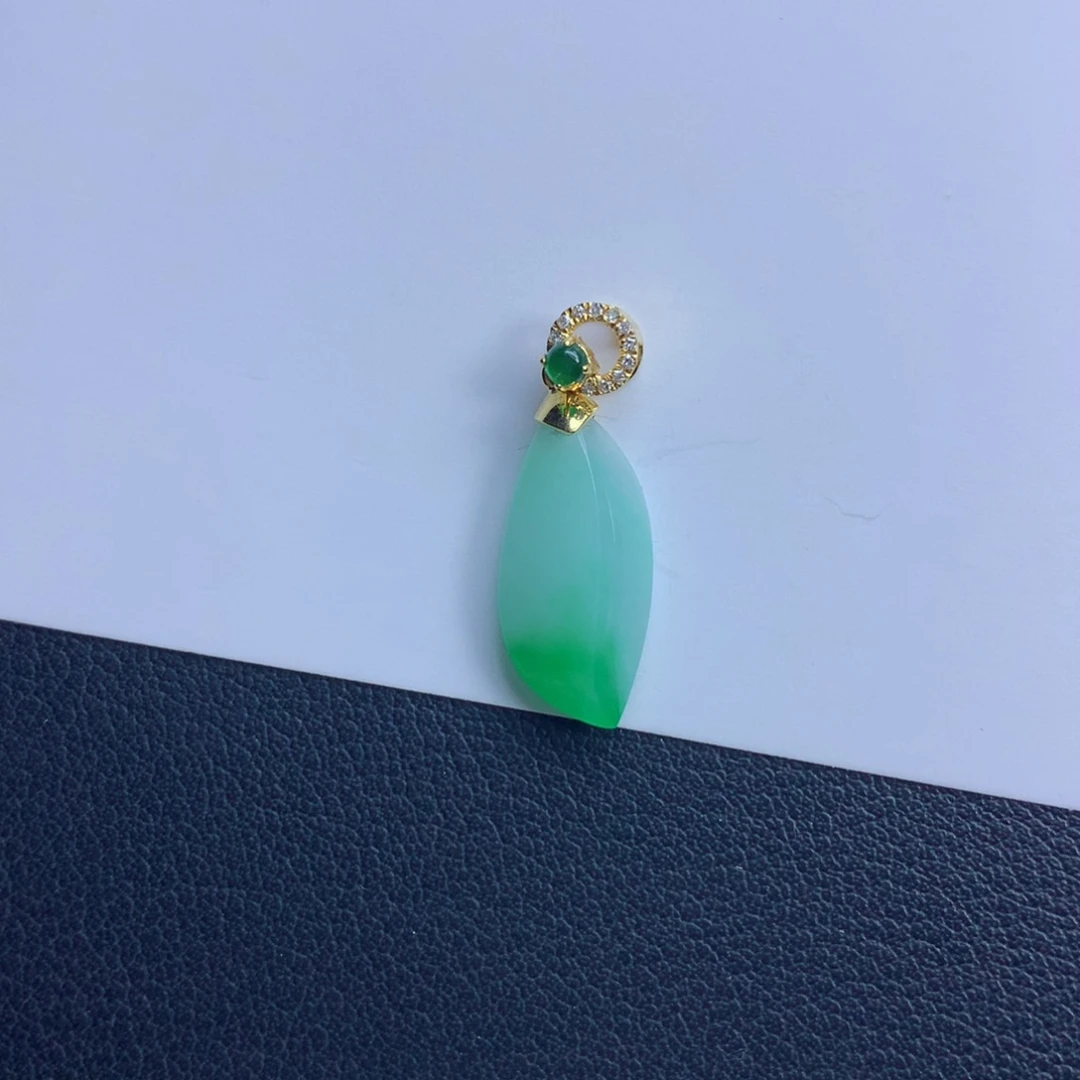 翡翠颈饰未镶嵌随形