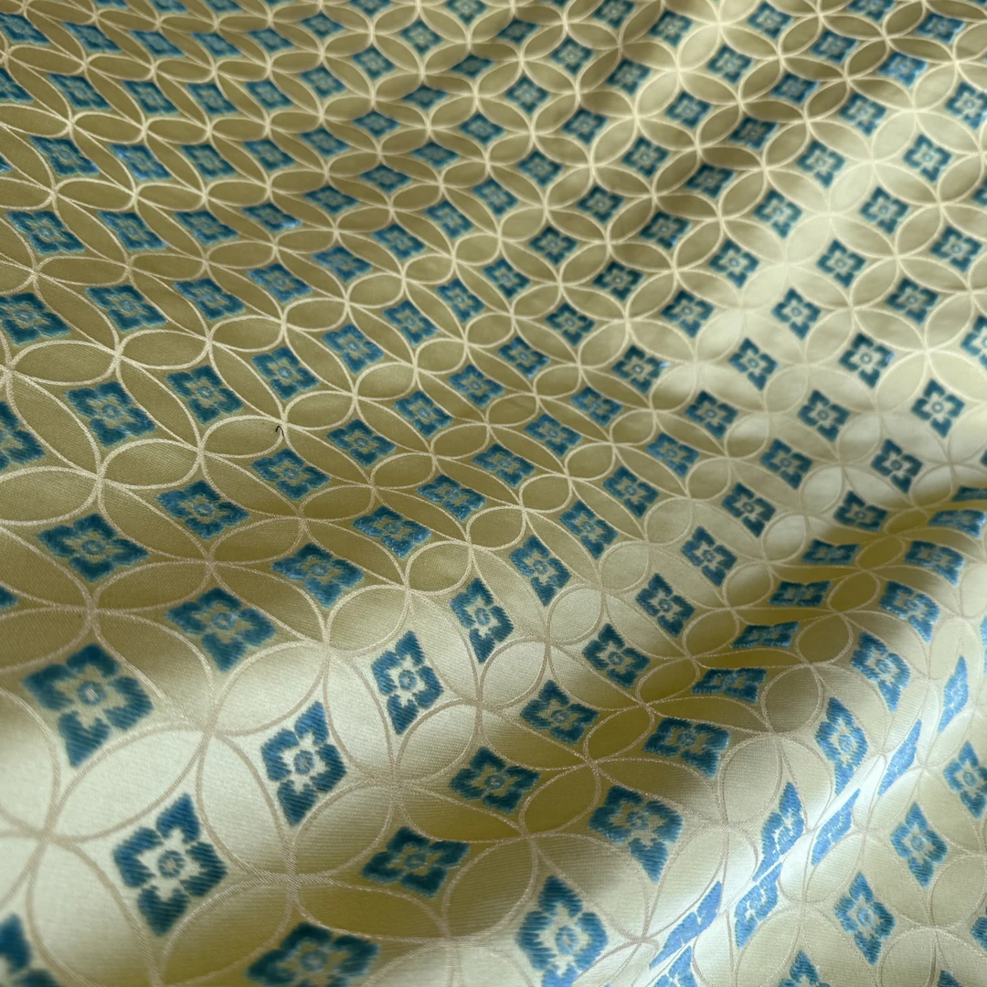 【非遗漳缎】四季发财：黄色浅兰花。