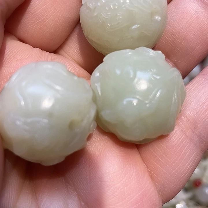 偷***闲颈饰未镶嵌和田玉