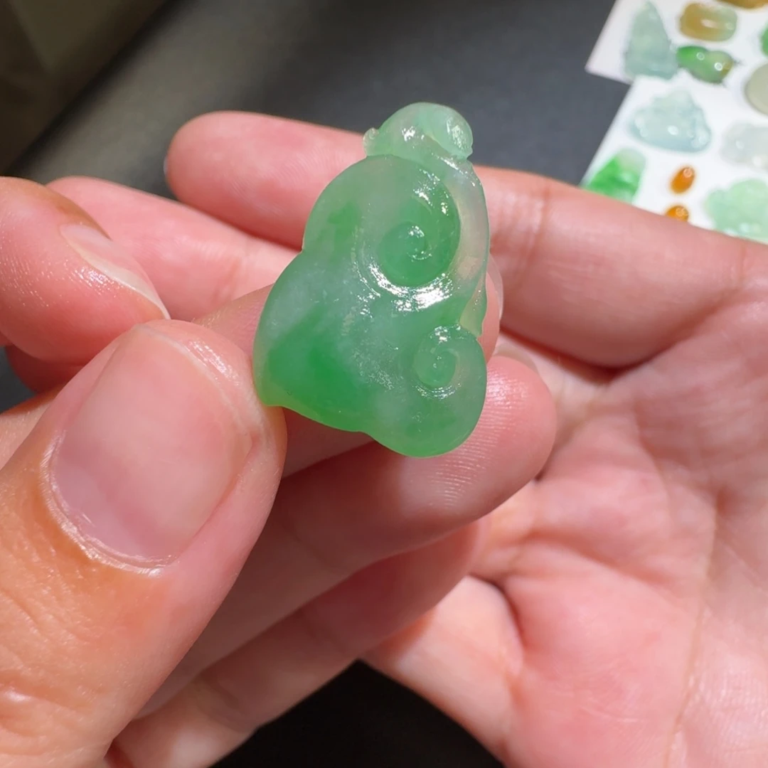 ゛***゛定制翡翠未镶嵌冰阳绿如意