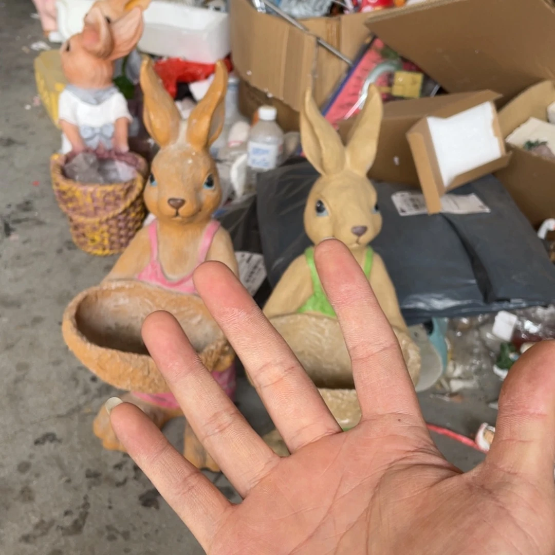 【闪购商品】树脂粉色抱盆兔加绿色抱盆兔一对