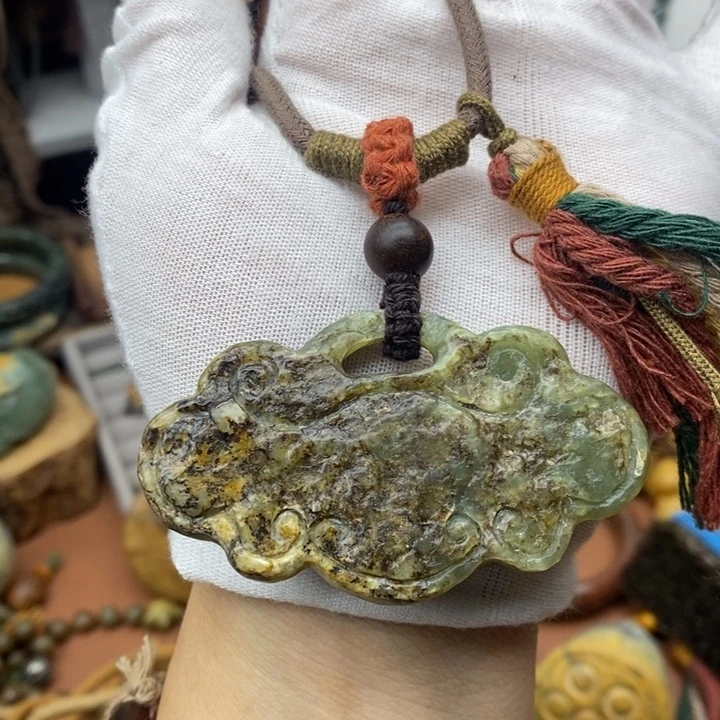 未镶嵌岫岩河磨玉（透闪石质玉）挂件时**勿