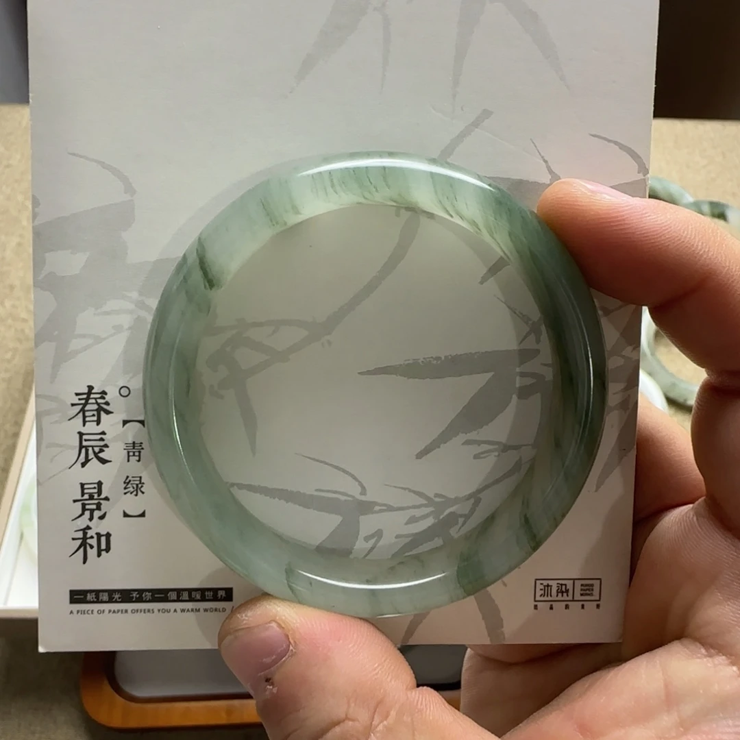 小****石英质玉未镶嵌手镯