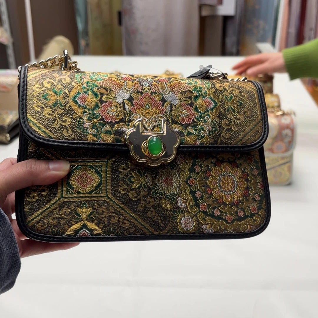 E***8织绣精选东方韵致，皆藏衣间