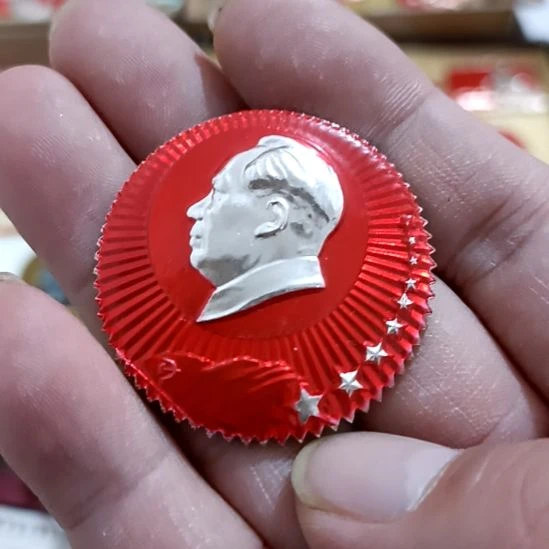 铝黄***声圆形红色文字像章