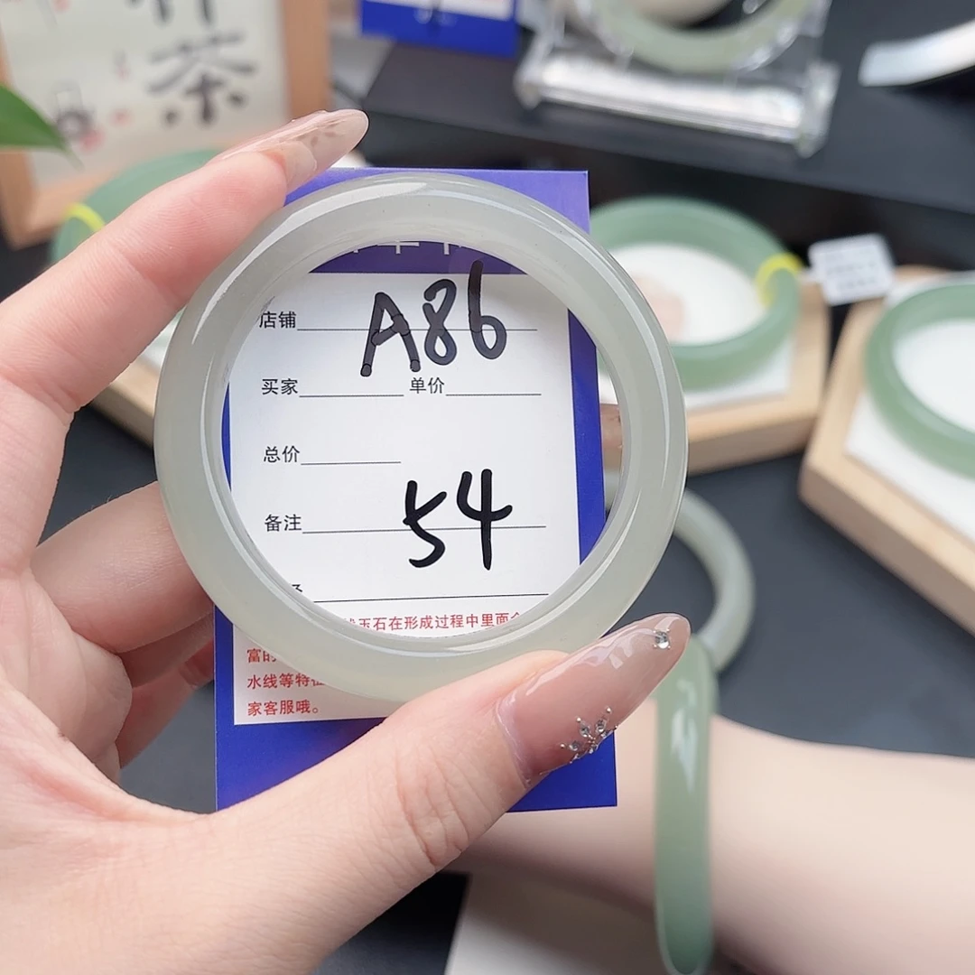 耳***陈石英质玉未镶嵌手镯