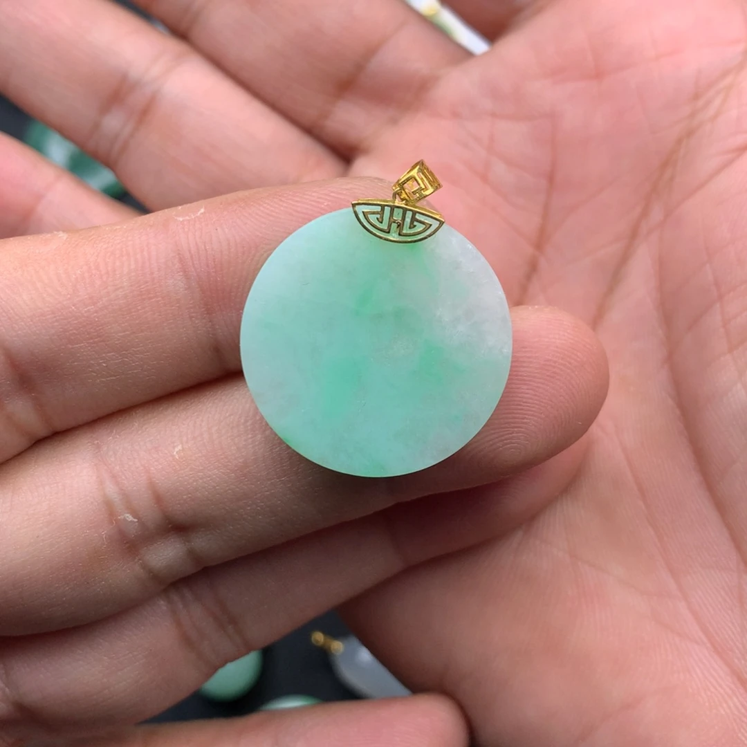 翡翠18K金镶嵌颈饰无事牌