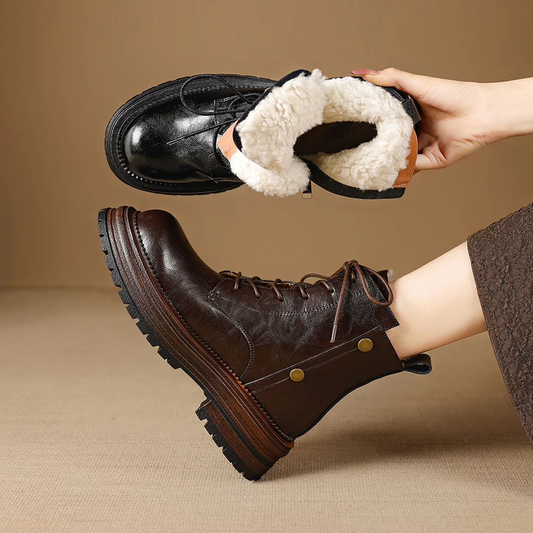 2025年冬季新款加绒英伦风马丁靴女厚底粗跟百搭中跟系带棕色短靴