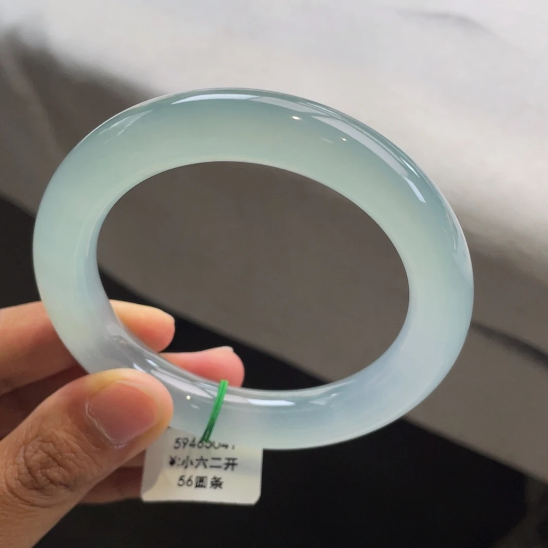 翡翠未镶嵌手镯一手/高冰起光天空蓝圆条（小六二开询价）