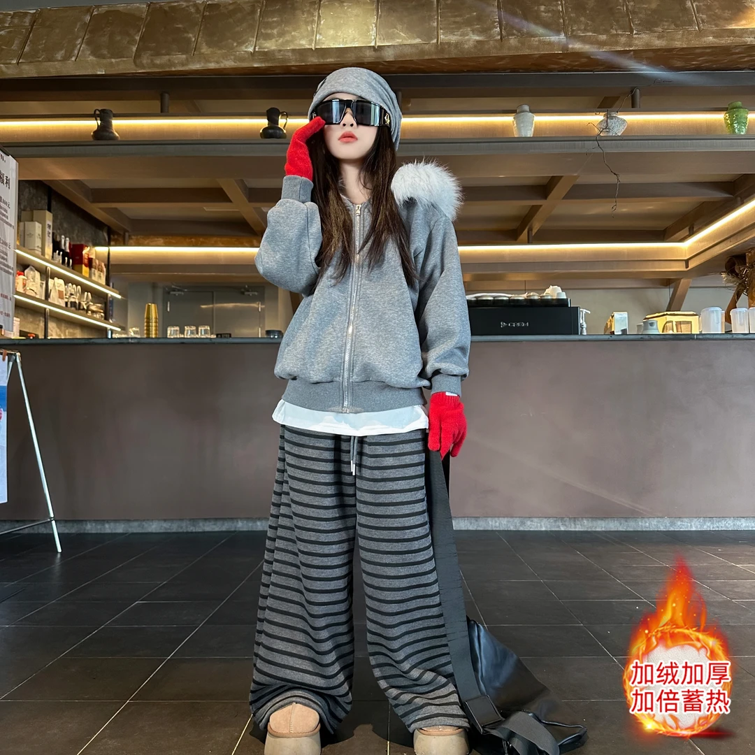 女童加绒套装时尚网红保暖连帽毛领开衫外套加绒条纹直筒裤2025冬