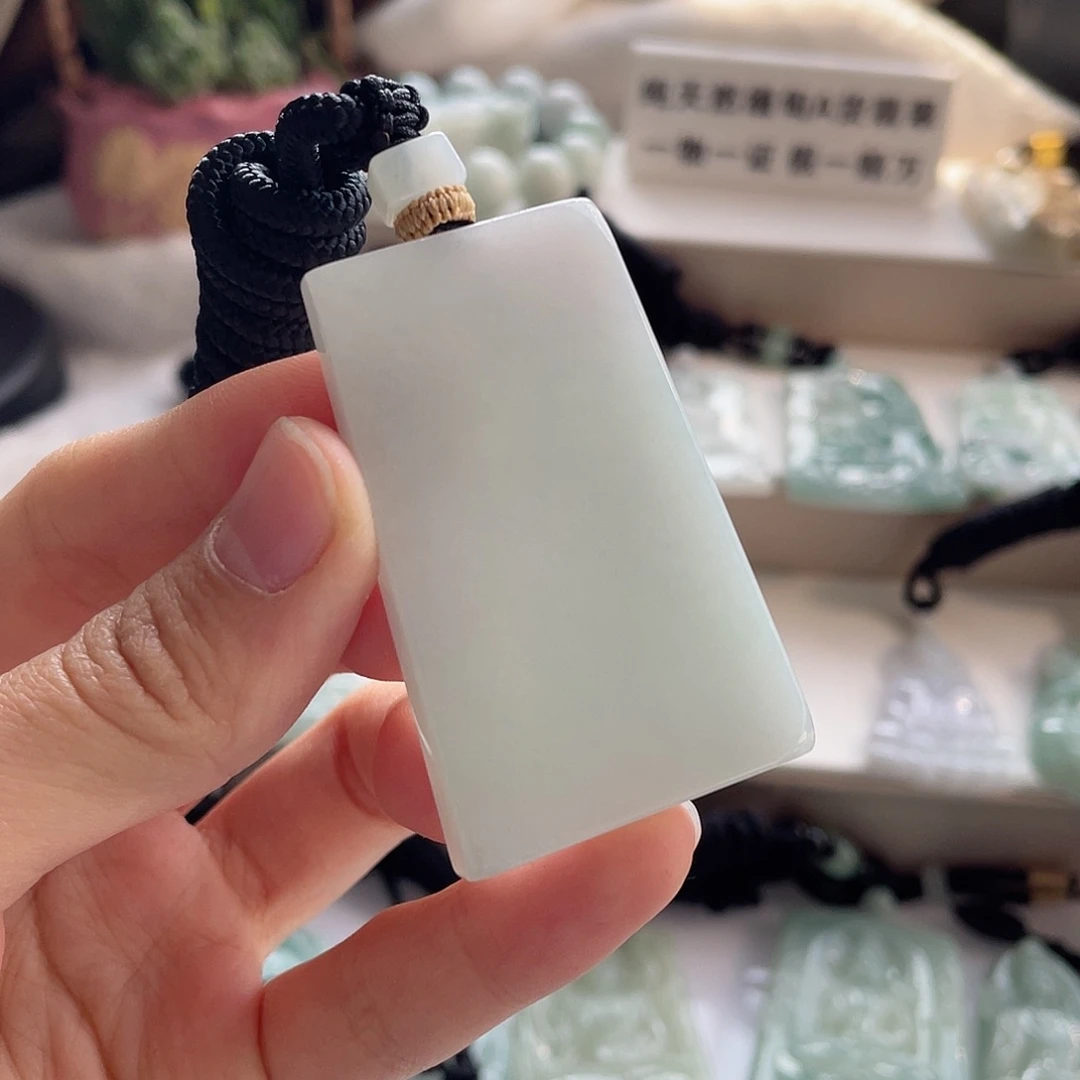 翡翠未镶嵌颈饰平安无事