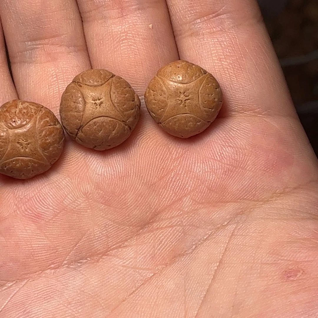 桃核吊坠3颗麒麟眼，开孔不退，偏远不包