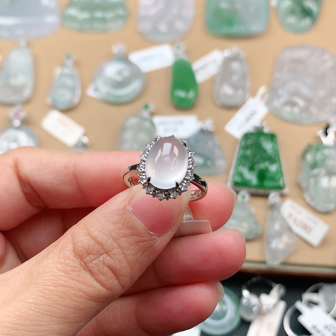 翡翠颈饰18K金镶嵌蛋面戒指