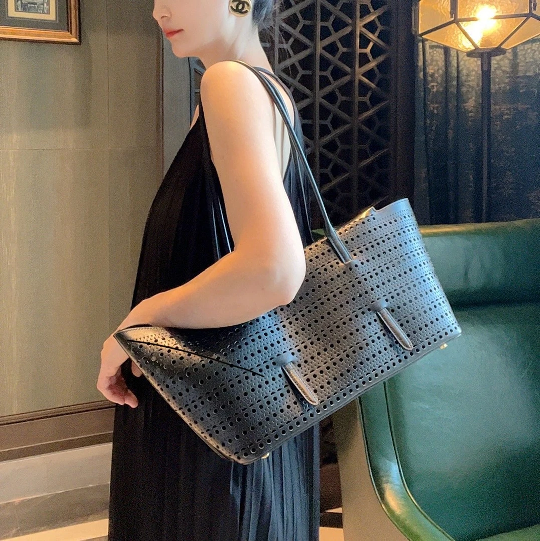 2025早春新款牛皮镂空包单肩斜跨羊皮包包高级感洋气