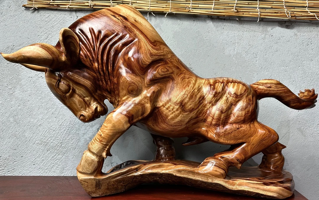 红心樟精品斗牛摆件