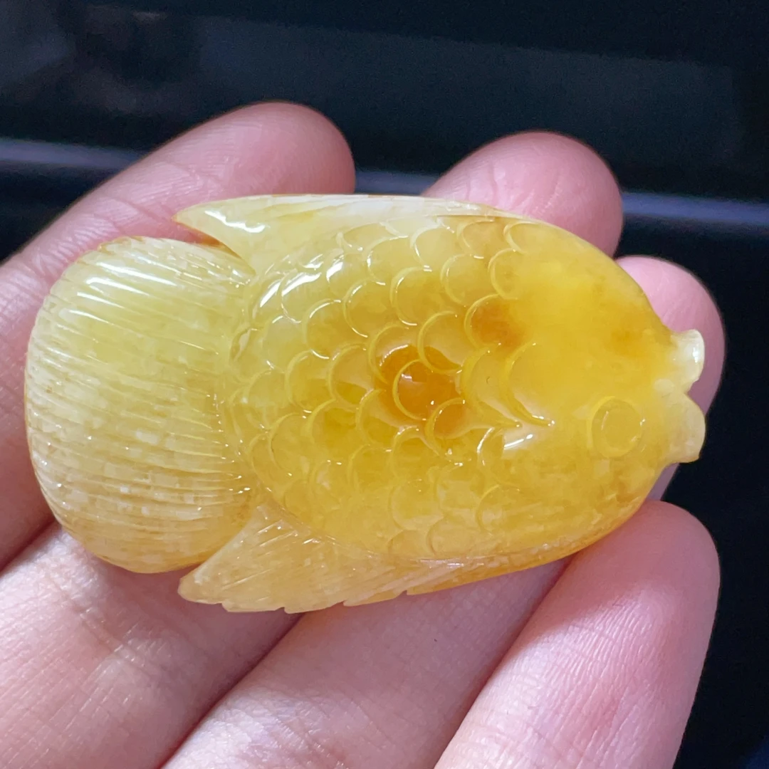 满蜡鱼蜜蜡雕刻吊坠