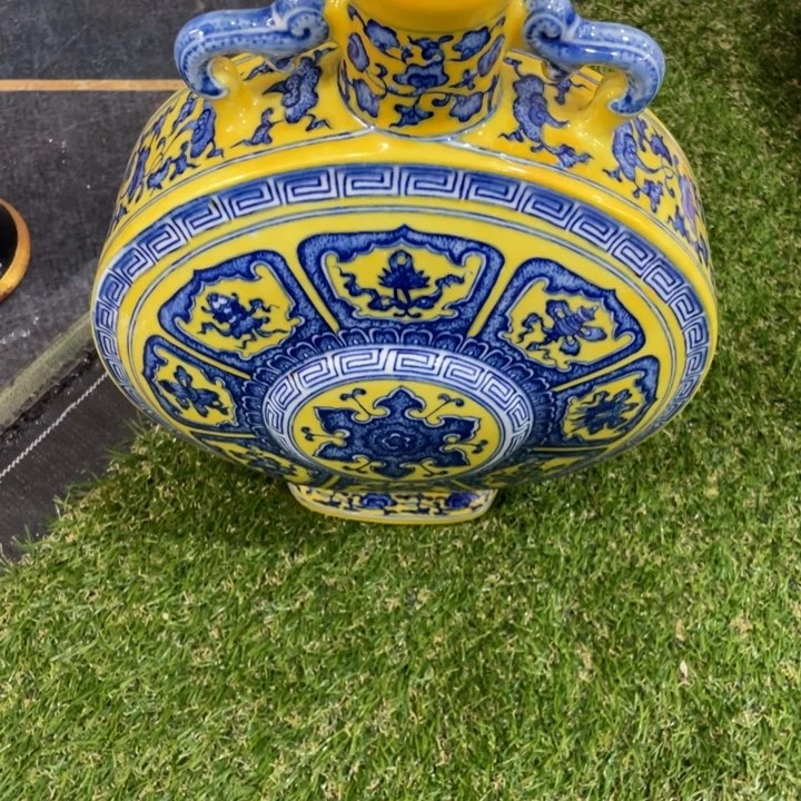 陶土活****行青花瓷器抱月瓶