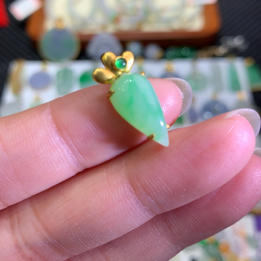 翡翠颈饰18K金镶嵌翡翠吊坠的未镶嵌