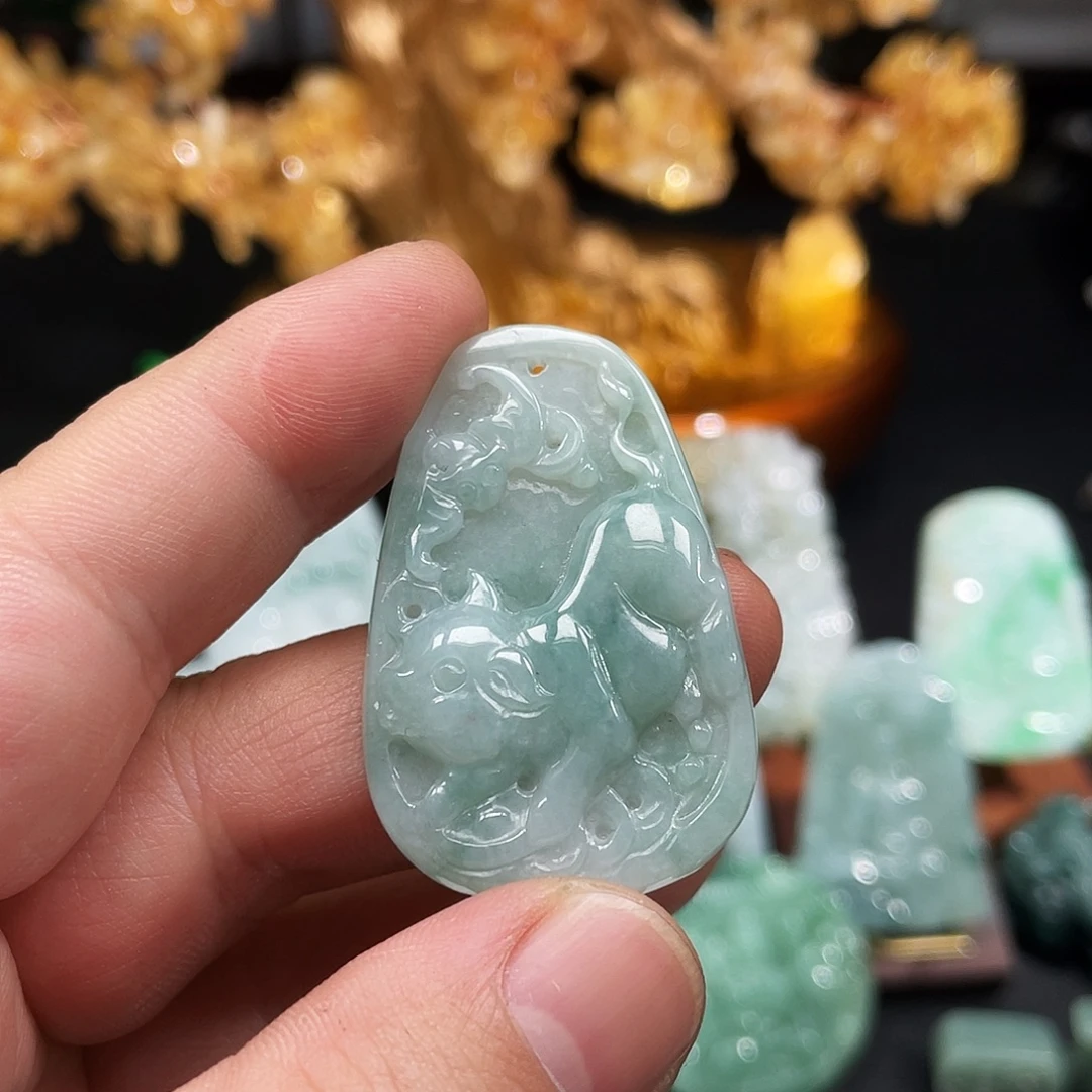 翡翠未镶嵌颈饰猪牌