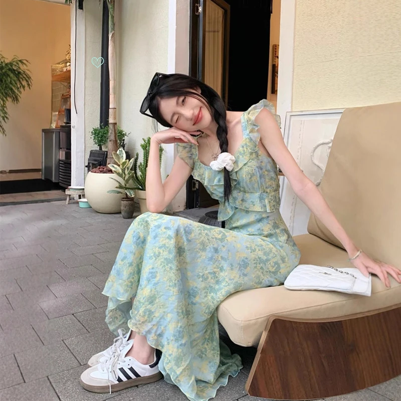 茶歇法式碎花吊带连衣裙女夏季2025新款修身显瘦海边度假沙滩长裙