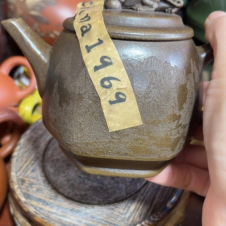 茶壶紫砂原矿泥料手工制作的一把紫砂壶。