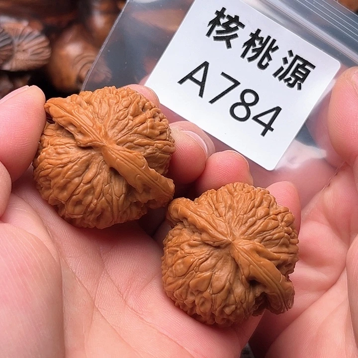 星***荆吊坠文玩核桃白狮子43