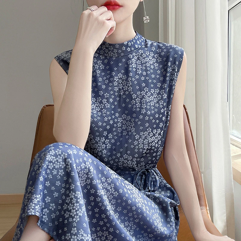 高级感缎面蓝色无袖碎花连衣裙女显瘦气质收腰中长款过膝中长裙子