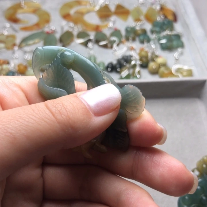 蛇纹石玉颈饰未镶嵌大**艾