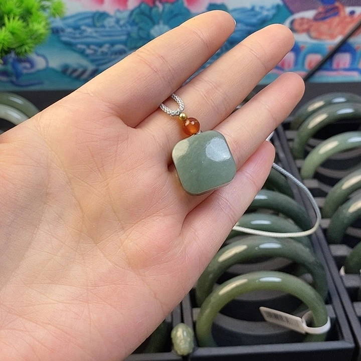 颈饰未镶嵌和田玉（糖玉）