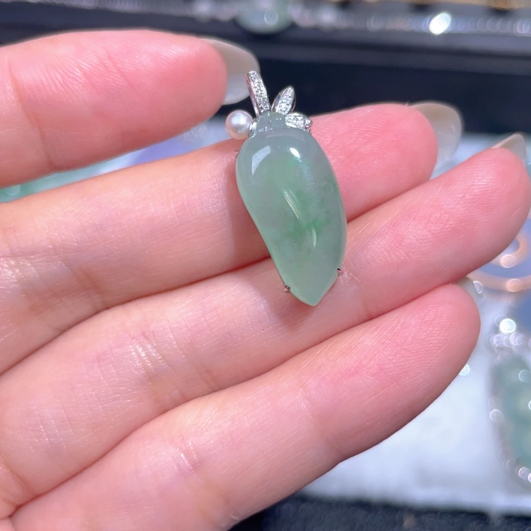 颈饰18K金镶嵌翡翠翡翠