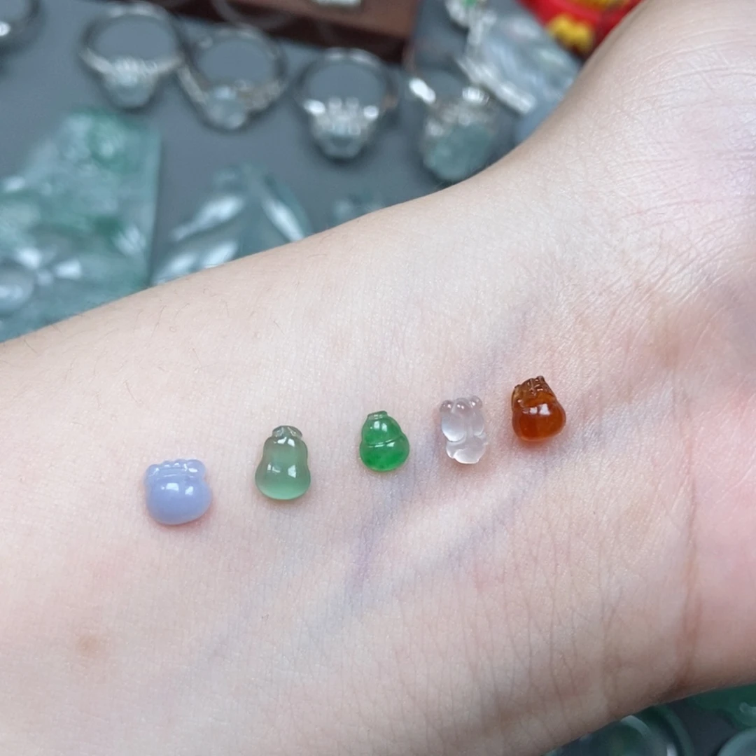 翡翠挂件未镶嵌翡翠