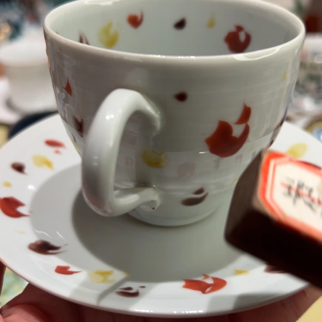 咖啡杯和茶壶里摆好摆