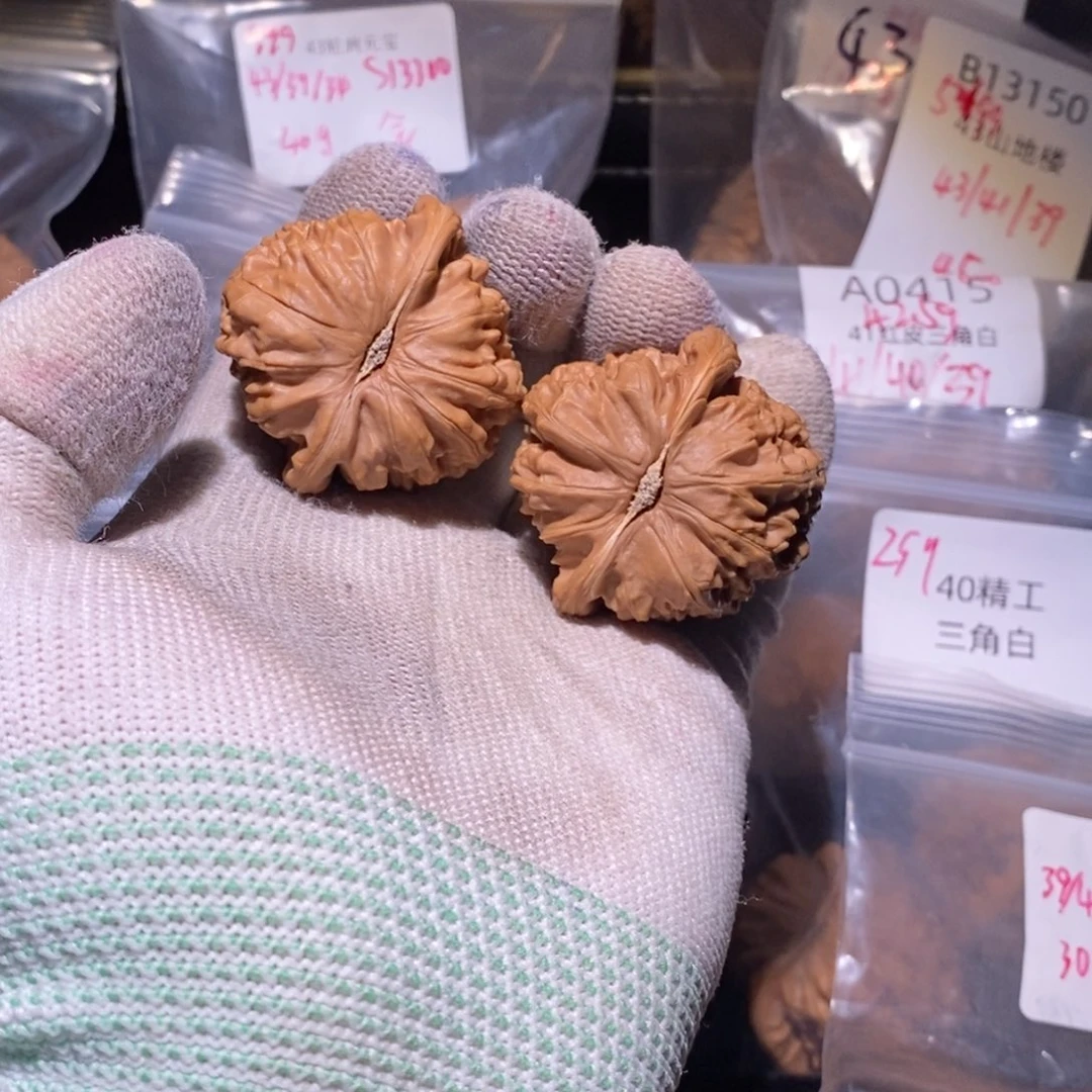 文玩核桃吊坠白狮子