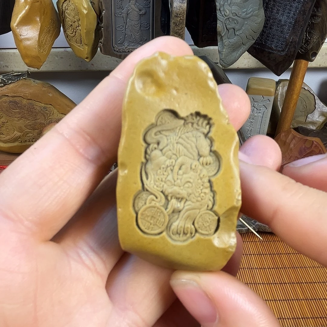 新疆原石雕刻手把件